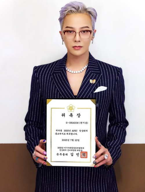Pada tanggal 23 Juli 2025 G-Dragon terlihat sedang membagikan foto sertifikat pengangkatannya sebagai duta promosi KTT APEC dan pesannya melalui media sosial pribadinya. (Instagram G-Dragon)
