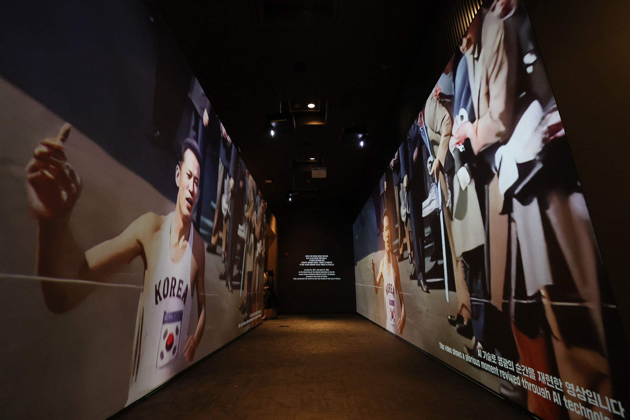 Museum Nasional Korea membuka pameran khusus bertajuk The Radiant Strides, Moving the World untuk memperingati 80 tahun kemerdekaan Korea. Pameran tersebut menyoroti semangat Son Kee Chung (1912-2002) yang merupakan juara maraton pada Olimpiade Berlin 1936. Pengunjung bisa menonton sosok Son saat berlari maraton melalui tayangan video yang dibuat dengan menggunakan teknologi kecerdasan buatan (AI).