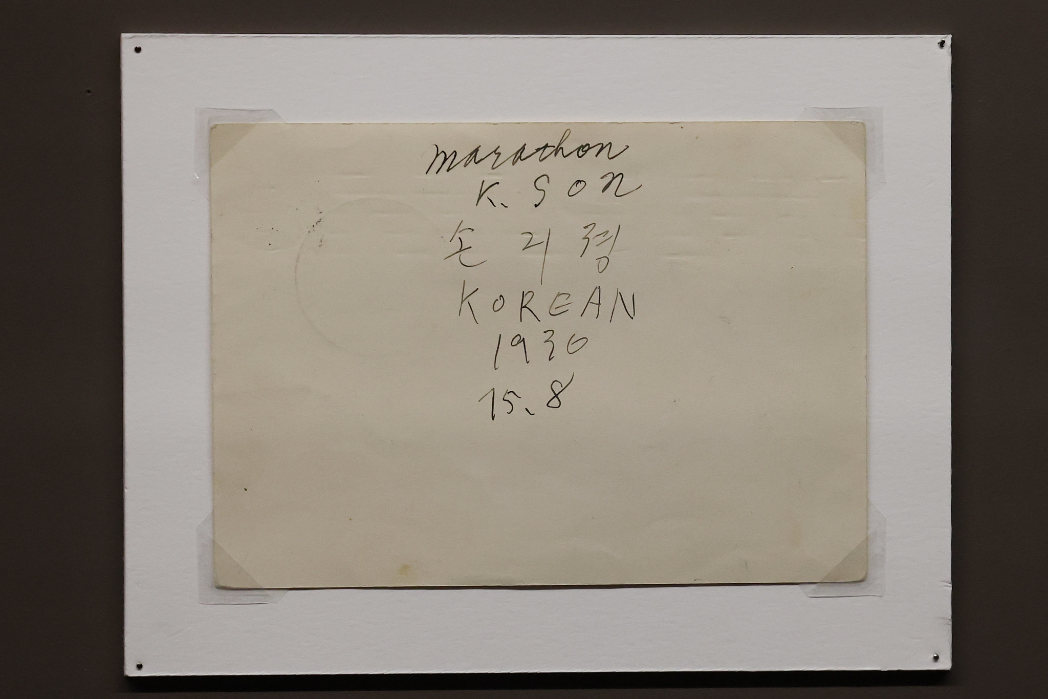 Barang pameran di atas merupakan kartu pos yang ditandatangani oleh Son Kee Chung. Kartu pos yang ditulis pada tanggal 15 Agustus 1936 tersebut baru pertama kali diperlihatkan ke publik melalui pameran The Radiant Strides, Moving the World. 