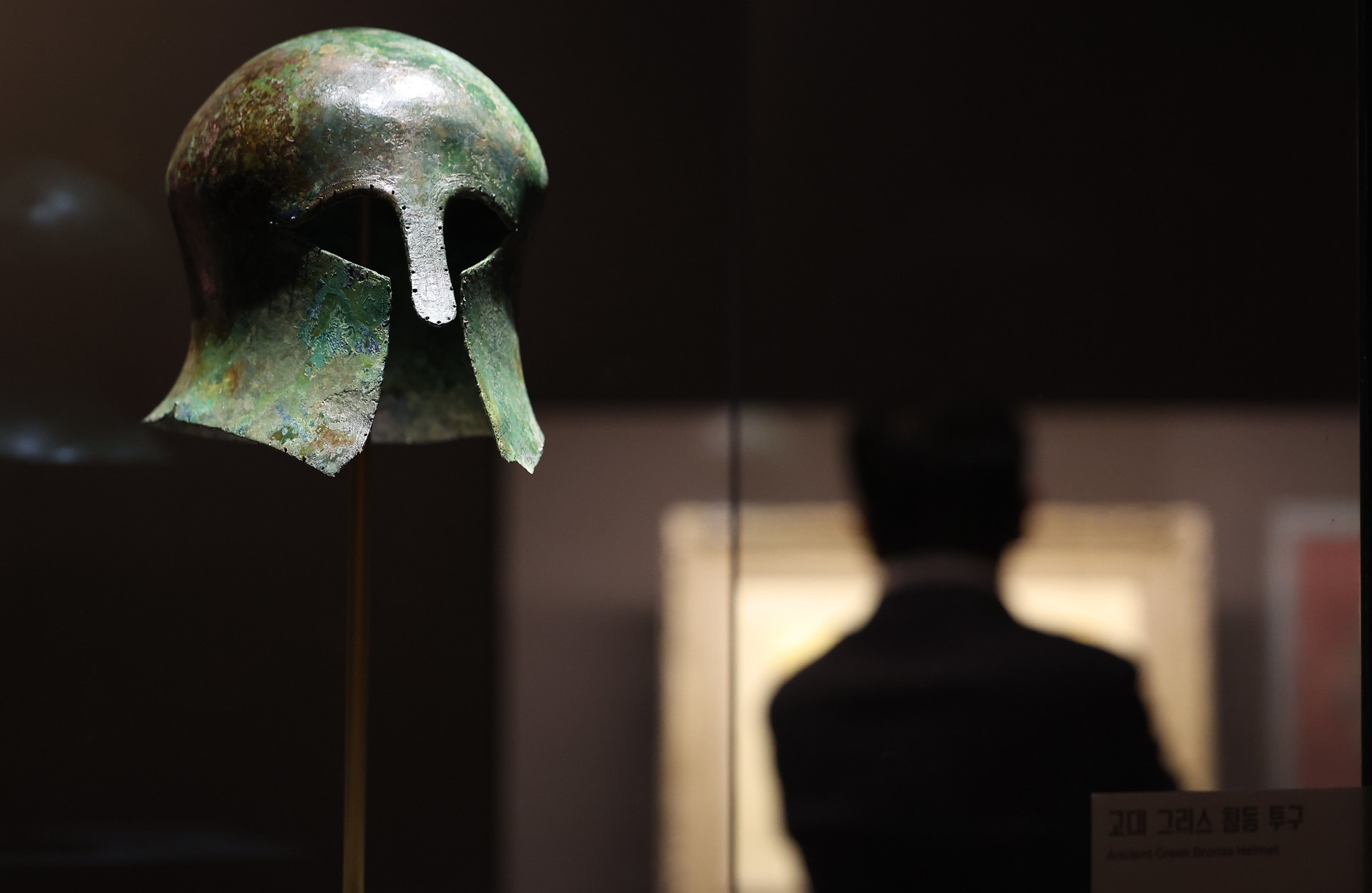 Artefak tersebut menunjukkan helm perunggu Yunani kuno yang dibuat pada abad keenam.  