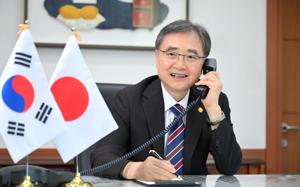 ﻿Menteri Luar Negeri Cho Hyun pada tanggal 24 Juli 2025 mengadakan pembicaraan telepon pertamanya dengan Menteri Luar Negeri Jepang, Takeshi Iwaya di Gedung Kementerian Luar Negeri, Jongno-gu, Seoul. (Kementerian Luar Negeri)