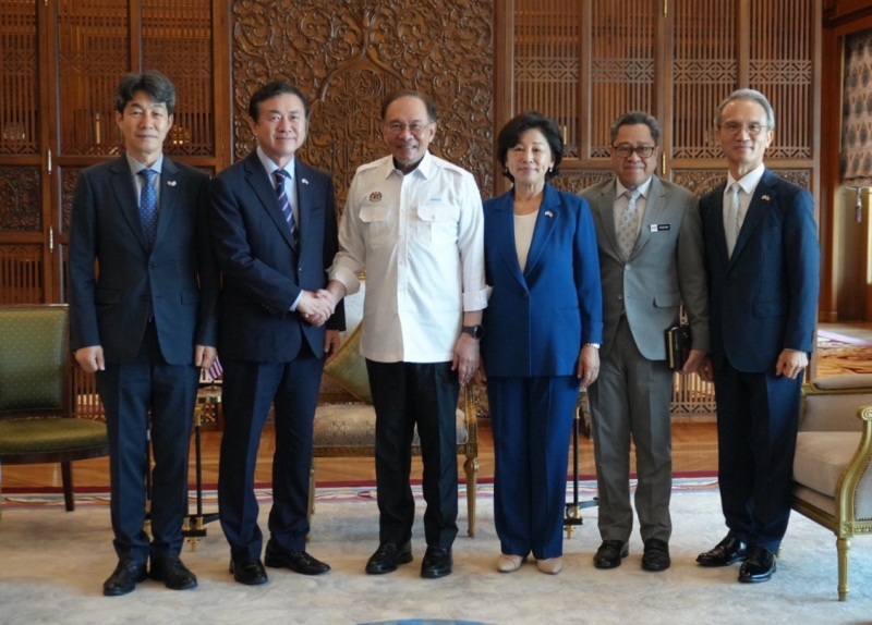 Delegasi khusus Presiden Lee Jae Myung untuk Malaysia, yang dipimpin oleh mantan Menteri Kelautan dan Perikanan Kim Young-Choon (kedua dari kiri), mengadakan pertemuan dengan Perdana Menteri Malaysia Anwar Ibrahim (ketiga dari kiri) pada tanggal 23-24 Juli 2025 di Kuala Lumpur, Malaysia. (Kementerian Luar Negeri)