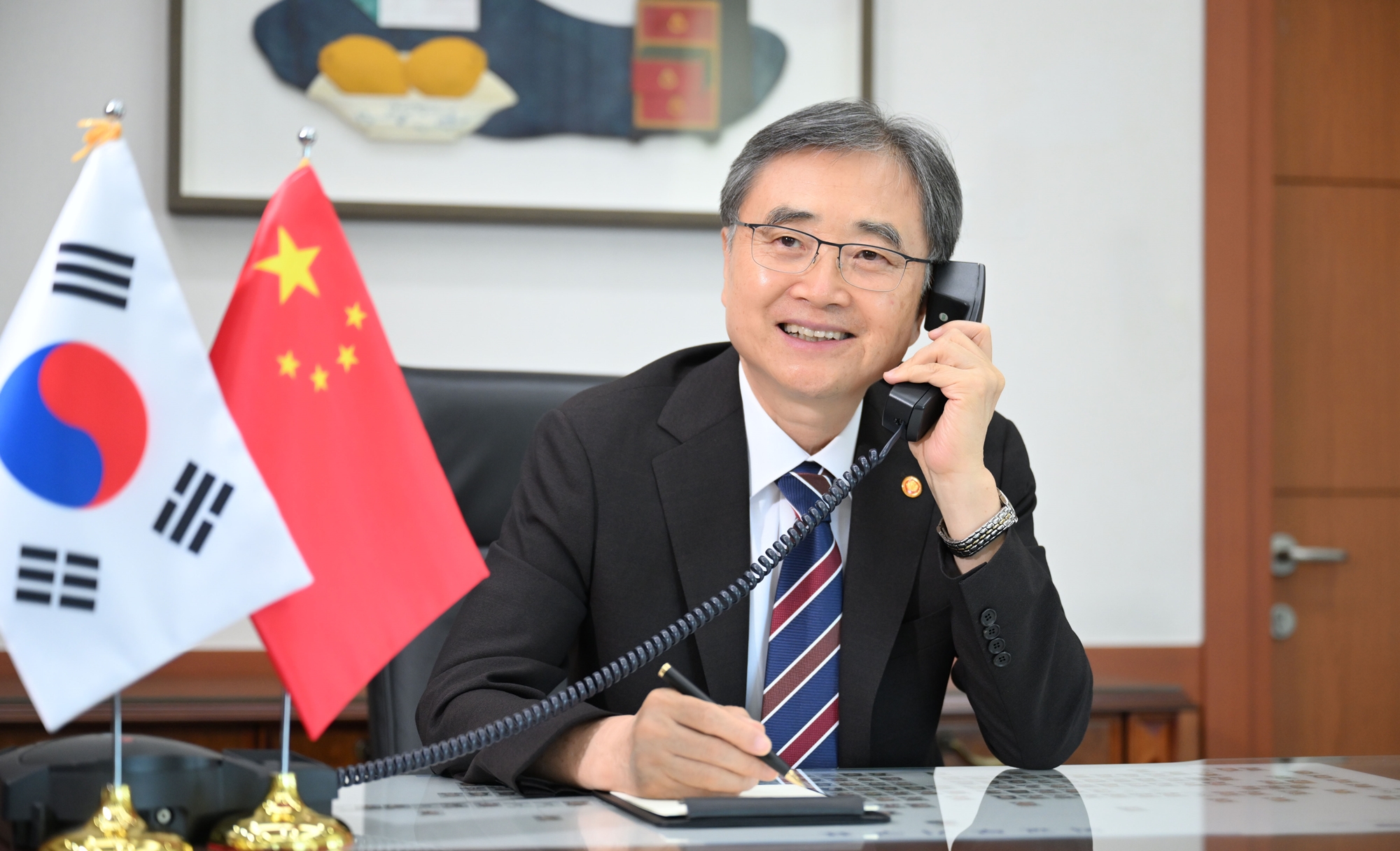 Menteri Luar Negeri Cho Hyun terlihat sedang melakukan pembicaraan telepon pertamanya sejak menjabat dengan Menteri Luar Negeri Tiongkok, Wang Yi, pada tanggal 28 Juli 2025. (Kementerian Luar Negeri)