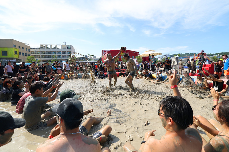 Para pengunjung Festival Lumpur Boryeong juga menikmati adu gulat di atas lumpur. 