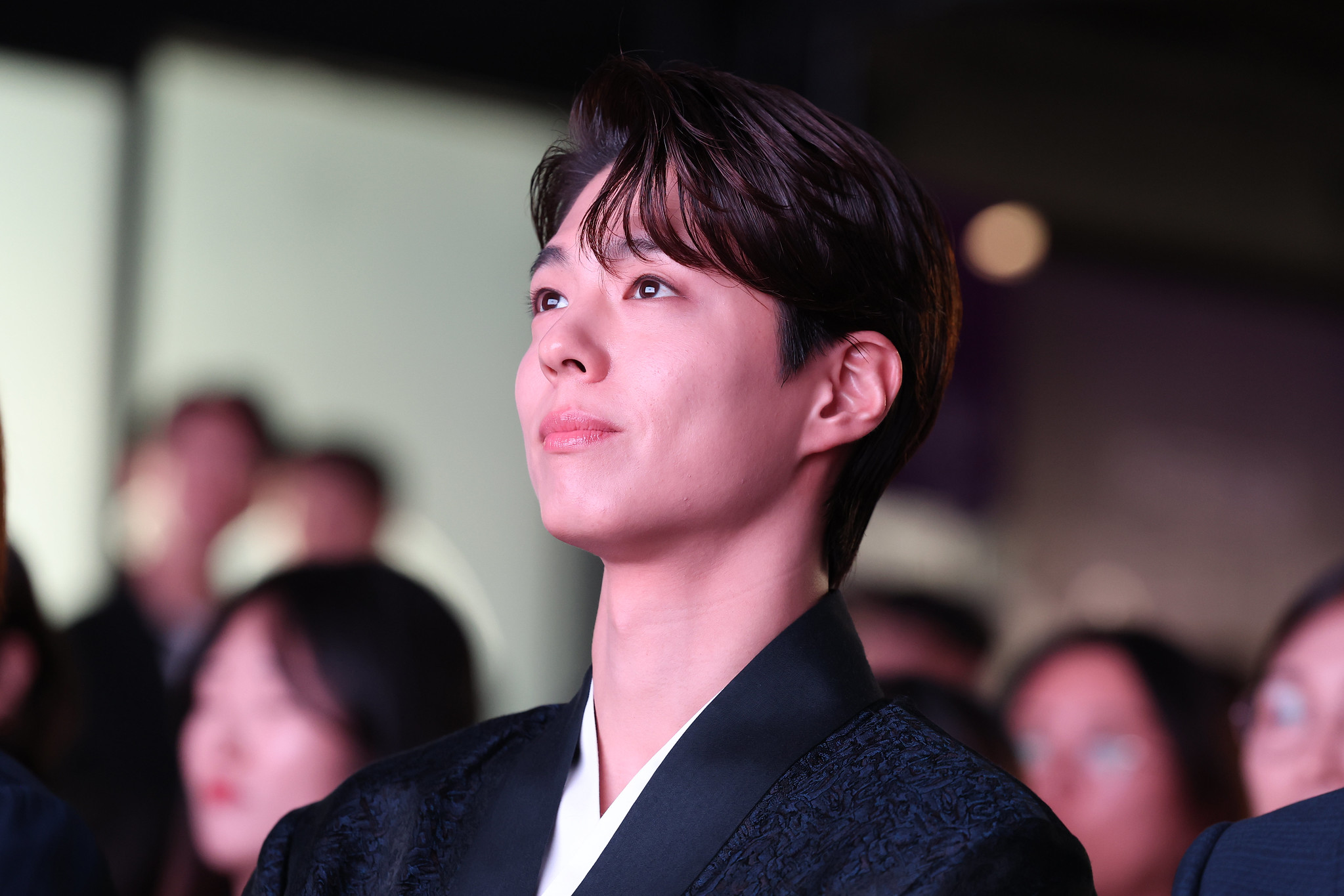 Aktor Park Bo-gum ditunjuk sebagai duta kehormatan pariwisata Korea tahun 2025 untuk mempromosikan pariwisata Korea ke seluruh dunia. Foto di atas menunjukkan Park yang sedang menyaksikan iklan yang dibintanginya dalam acara penunjukan duta kehormatan pariwisata Korea dan pemutaran perdana iklan pariwisata Korea untuk pasar internasional. Acara tersebut digelar pada tanggal 29 Juli 2025 di SJ Kunsthalle, Gangnam-gu, Seoul.
