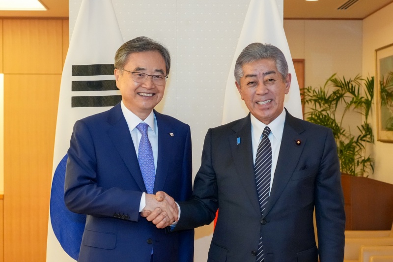 Menteri Luar Negeri, Cho Hyun (kiri), berjabat tangan dengan Menteri Luar Negeri Jepang, Takeshi Iwaya (kanan), pada tanggal 29 Juli 2025 di Tokyo, Jepang. (Kementerian Luar Negeri)  
