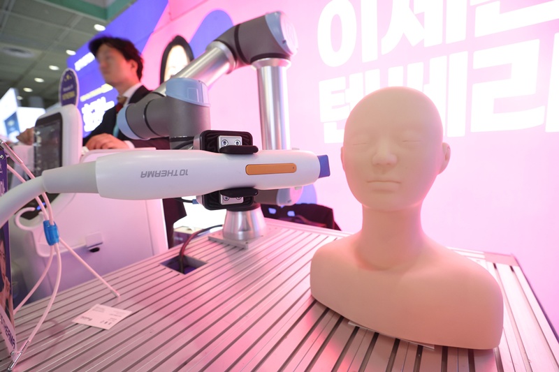 2024 Korean Association for Laser Dermatology and Trichology Academic Symposium and Aesthetic Medicine Device Exposition digelar pada bulan Mei tahun 2024 di COEX. Foto di atas menunjukkan demonstrasi robot yang melakukan prosedur perawatan pengencangan wajah. (Yonhap News)