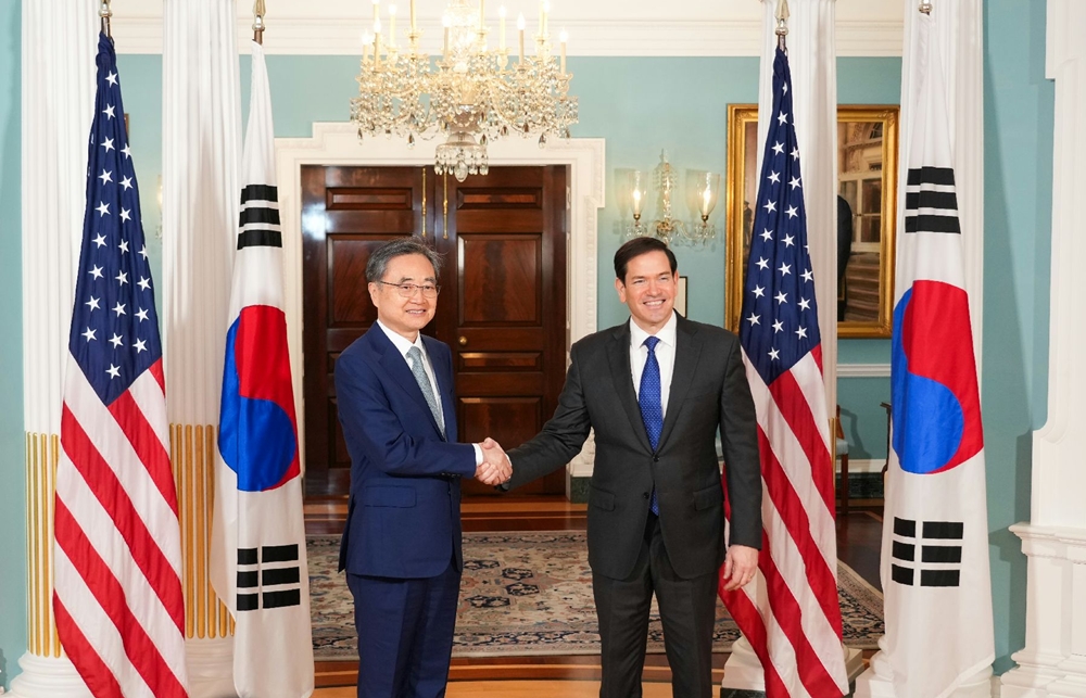▲Menteri Luar Negeri, Cho Hyun (kiri), berjabat tangan dengan Menteri Luar Negeri Amerika Serikat, Marco Rubio, pada tanggal 31 Juli 2025 (waktu setempat) di gedung Departemen Luar Negeri AS yang terletak di Washington DC. (Kementerian Luar Negeri)  