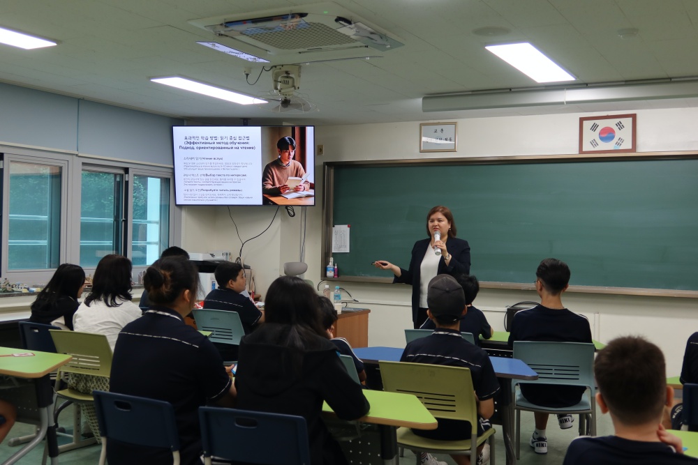 Luiza Zoirovna Sakhabutdinova terlihat sedang berdiskusi terkait pentingnya pembelajaran bahasa Korea dengan 15 orang siswa pada tanggal 16 Juli 2025 di SMP Gonjiam, Kota Gwangju, Provinsi Gyeonggi. (Charles Audouin) 