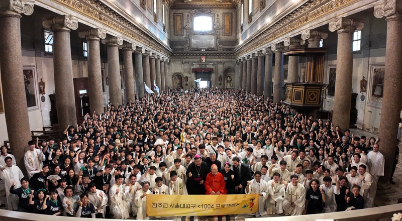 Jadwal resmi penyelenggaraan Hari Orang Muda Sedunia (WYD) tahun 2027 telah diumumkan. Foto di atas menunjukkan orang muda yang menjadi bagian dari Project 1004 berfoto bersama dengan Kardinal Andrew Yeom Soo-jung setelah misa yang diselenggarakan pada tanggal 31 Juli di Basilika San Crisogono, Roma, Italia. (Keuskupan Agung Seoul)