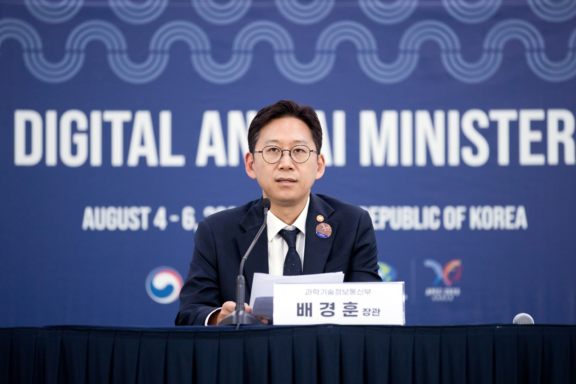Kementerian Ilmu Pengetahuan dan Teknologi Informasi mengumumkan bahwa kementerian tersebut menyelenggarakan Pertemuan perdana menteri-menteri bidang digital dan kecerdasan buatan (AI) APEC yang digelar pada tanggal 4 Agustus 2025 di Songdo Convensia, Yeonsu-gu, Incheon. Foto di atas menunjukkan Menteri Bae Kyunghoon saat berbicara tentang acara tersebut. (Kementerian Ilmu Pengetahuan dan Teknologi Informasi)