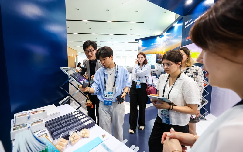 Para wartawan kehormatan Korea.net terlihat sedang mendengarkan penjelasan dari petugas stan pameran Kota Incheon dalam kunjungan lapangan terkait gelaran APEC SOME3 pada tanggal 5 Agustus 2025 di Songdo Convensia, Incheon. (Flickr resmi APEC 2025)  