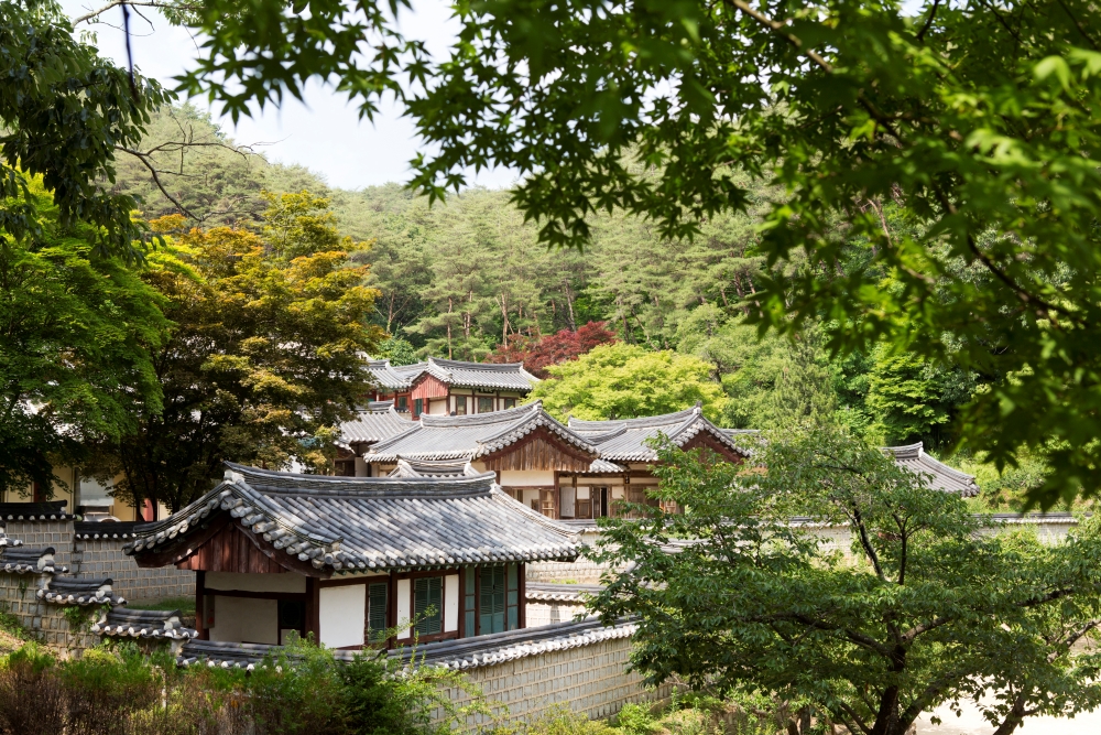 ﻿Promosi diskon penginapan di Korea akan dimulai pada tanggal Agustus 2025 untuk mendorong revitalisasi ekonomi daerah dan meningkatkan konsumsi wisata di Korea. Foto di atas menunjukkan panorama Kota Andong yang terletak di Provinsi Gyeongsangbuk. (iClickArt) *Reproduksi dan pendistribusian ulang foto di atas secara tidak sah, dilarang berdasarkan Undang-undang Hak Cipta.