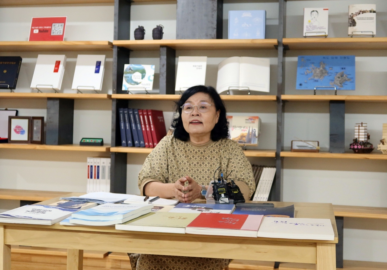 Direktur Institut Penelitian Gerakan Kemerdekaan Korea di Balai Kemerdekaan Korea, Lee Myung Hwa, terlihat sedang menjawab pertanyaan para wartawan pada tanggal 8 Agustus 2025 di Balai Kemerdekaan Korea, Kota Cheonan, Provinsi Chungcheongnam. (Charles Audouin)