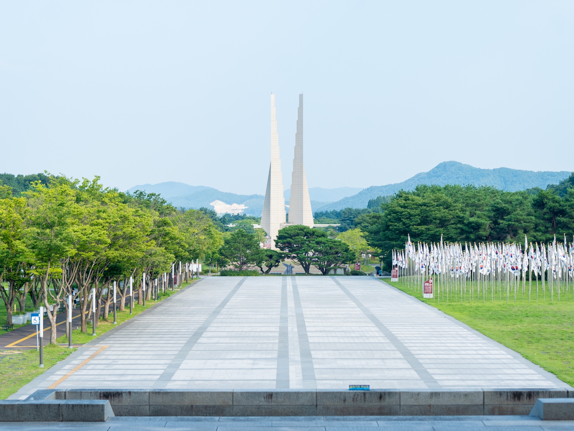 Foto di atas menunjukkan Monumen Bangsa yang terletak di Balai Kemerdekaan Korea, Kota Cheonan, Provinsi Chungcheongnam. Monumen setinggi 51 meter tersebut menyimbolkan tekad bangsa Korea untuk mencapai kedaulatan dan kemerdekaan mereka. (Kementerian Kebudayaan, Olahraga, dan Pariwisata)  