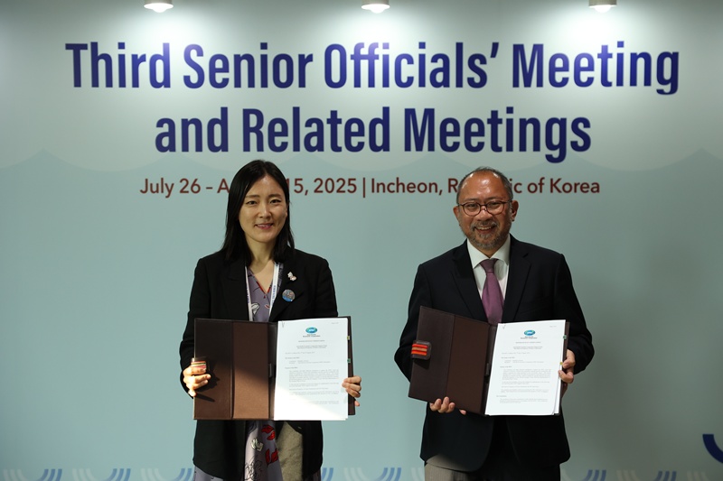 Lee Ji-yoon dari Pertemuan Pejabat Tinggi APEC (kiri) berpose bersama Direktur Eksekutif Sekretariat APEC Eduardo Pedrosa usai penandatanganan nota kesepahaman pembentukan Sub-Fund on Prosperity of Future Generations pada tanggal 11 Agustus 2025 di Incheon. (Kementerian Luar Negeri)