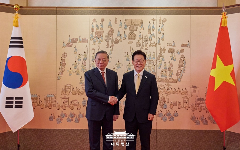 Presiden Lee Jae Myung (kanan) berfoto bersama Sekretaris Jenderal Komite Sentral Partai Komunis Vietnam, To Lam (kiri) pada tanggal 11 Agustus 2025 di Kantor Kepresidenan Republik Korea, Yongsan-gu, Seoul. (Kantor Kepresidenan Republik Korea)