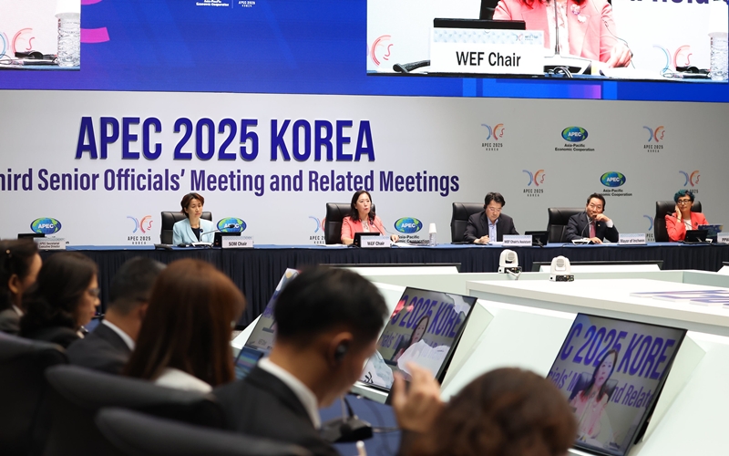 Kementerian Kesetaraan Gender dan Keluarga menyatakan bahwa pernyataan bersama tersebut telah disetujui dengan suara bulat oleh negara anggota APEC yang berpartisipasi pada Forum APEC tentang Wanita dan Ekonomi yang digelar tanggal 12 Agustus 2025 di Songdo Convensia, Incheon. (Flickr resmi APEC 2025)