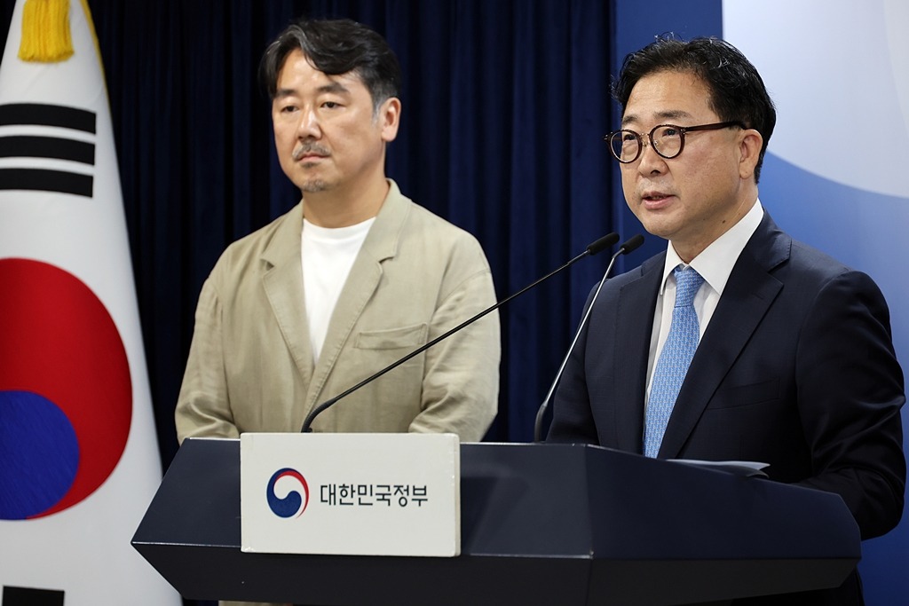Kim Han-soo (kanan), Direktur Jenderal Protokol dan Dewan Negara pada Kementerian Dalam Negeri, pada 13 Agustus 2025 memberikan pengarahan di Kompleks Pemerintahan Seoul, Distrik Jongno-gu, terkait Upacara Peringatan 80 Tahun Kemerdekaan Korea serta Upacara Pelantikan Presiden Lee Jae Myung oleh Rakyat. (Kementerian Dalam Negeri)