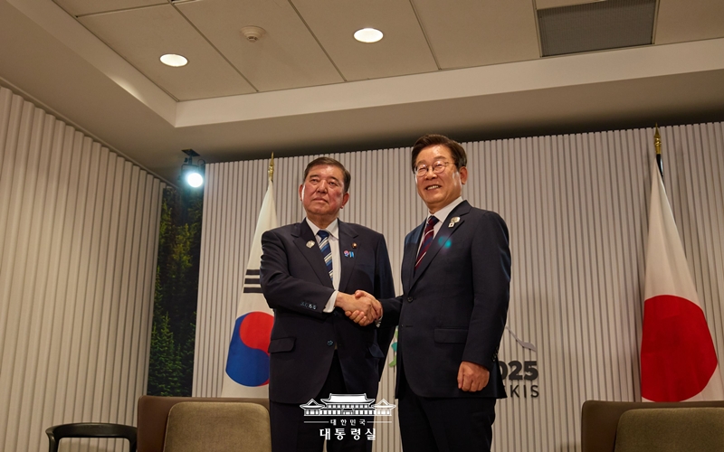 Presiden Lee Jae Myung (kanan) berjabat tangan dengan Perdana Menteri Jepang, Shigeru Ishiba, dalam KTT Korea-Jepang yang digelar sebagai bagian dalam KTT G7 pada tanggal 17 Juni 2025 (waktu setempat) di Kananaskis, Provinsi Alberta, Kanada. (Kantor Kepresidenan Republik Korea)  