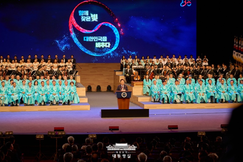 Presiden Lee Jae Myung terlihat sedang memberikan pidato kemerdekaan dalam upacara peringatan 80 tahun kemerdekaan Korea yang digelar pada tanggal 15 Agustus 2025 di Sejong Center, Jongno-gu, Seoul. (Kantor Kepresidenan Republik Korea)  