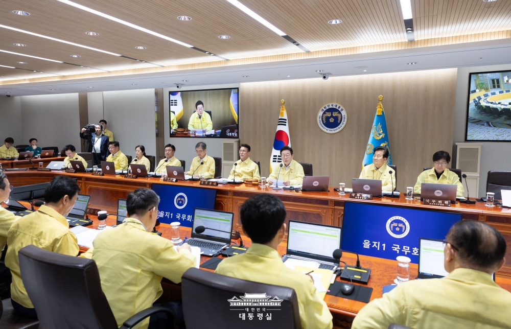 Presiden Lee Jae Myung terlihat sedang memimpin rapat kabinet terkait pelatihan pertahanan nasional pada tanggal 18 Agustus 2025 di Kantor Kepresidenan Republik Korea, Yongsan-gu, Seoul. (Kantor Kepresidenan Republik Korea)  