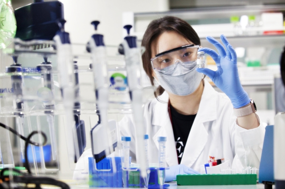 Menurut laporan Pusat Riset Ekonomi Bio Asosiasi Bio Korea pada tanggal 19 Agustus 2025 yang mengutip data GlobalData, nilai ekspor teknologi farmasi Korea tahun ini telah melampaui capaian tahun 2024 dan menembus angka 10 triliun won. Foto di atas menunjukkan peneliti SK Bioscience yang sedang mengembangkan vaksin dan obat terapi. (SK Bioscience)