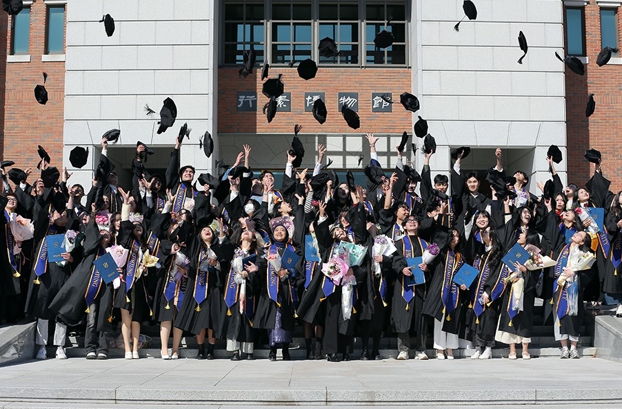 Persentase mahasiswa internasional di berbagai lembaga pendidikan tinggi Korea terus meningkat dalam sepuluh tahun terakhir. Foto di atas menunjukkan para mahasiswa internasional yang sedang merayakan kelulusan mereka pada tanggal 18 Agustus 2025 di Universitas Keimyung, Dalseo-gu, Daegu. (Universitas Keimyung)  