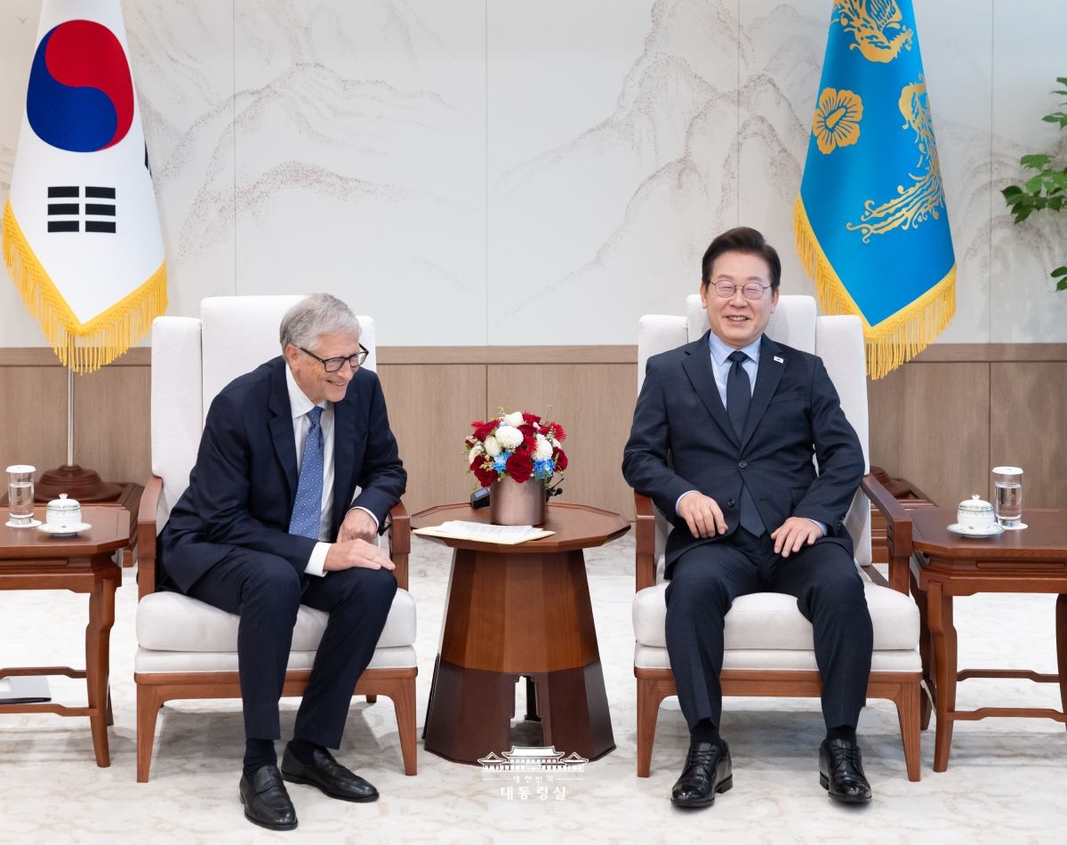 Melalui wawancara dengan media Jepang, Presiden Lee Jae Myung mengungkapkan bahwa ia tidak ingin membatalkan perjanjian antarnegara dalam negosiasi terkait jugun ianfu dan penyelesaian masalah kerja paksa. Foto di atas menunjukkan Presiden Lee (kanan) yang sedang bertemu dengan Bill Gates pada tanggal 21 Agustus 2025 di Kantor Kepresidenan Republik Korea, Yongsan-gu, Kota Seoul. (Kantor Kepresidenan Republik Korea) 