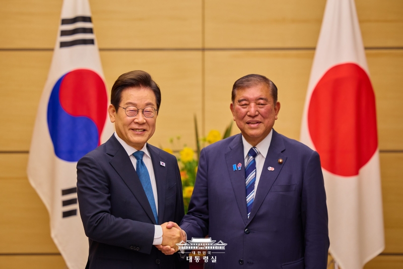 Presiden Lee Jae Myung (kiri) dan Perdana Menteri Jepang, Shigeru Ishiba, terlihat sedang berjabat tangan pada KTT yang digelar pada tanggal 23 Agustus 2025 di kediaman Perdana Menteri Jepang yang terletak di Tokyo, Jepang. 