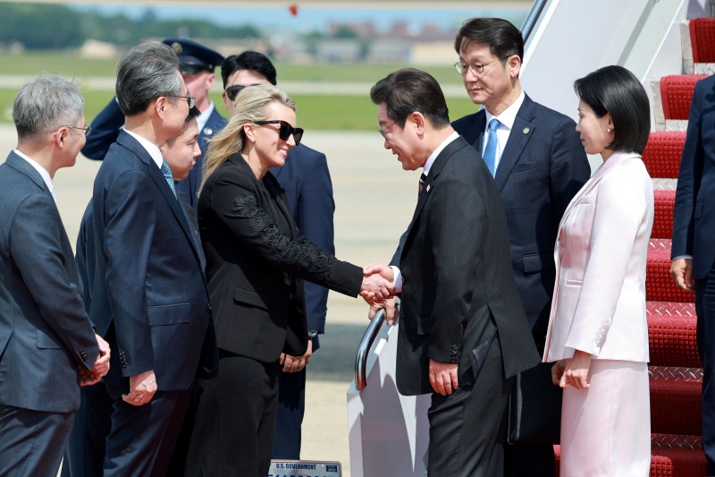 Presiden Lee Jae Myung dan Ibu Negara Kim Hea Kyung pada tanggal 24 Agustus 2025 disambut oleh Pejabat Sementara Kepala Protokol AS Abby Jones di fasilitas militer Joint Base Andrews di Maryland, dekat Washington. (Yonhap News)