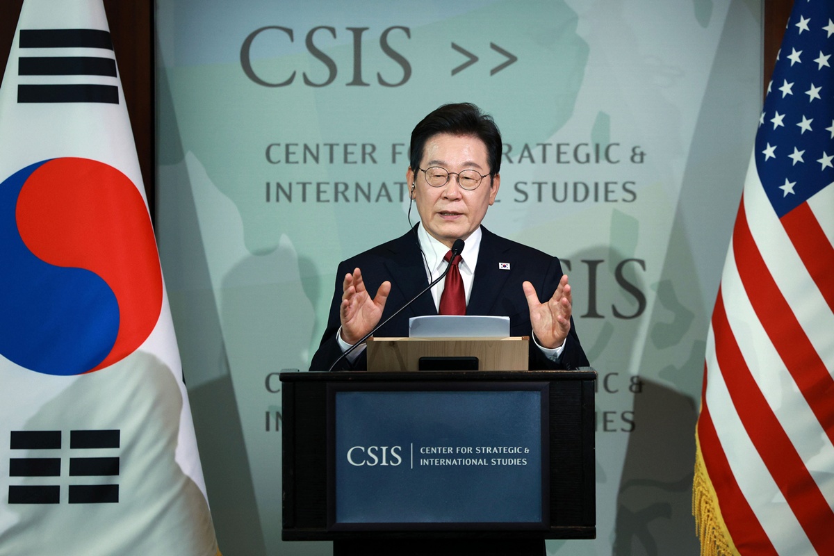 Presiden Lee Jae Myung terlihat sedang memberikan pidato terkait kebijakan pada tanggal 25 Agustus 2025 (waktu setempat) di CSIS (Center of Strategic and International Studies), Washington DC, Amerika Serikat. (Yonhap News)  
