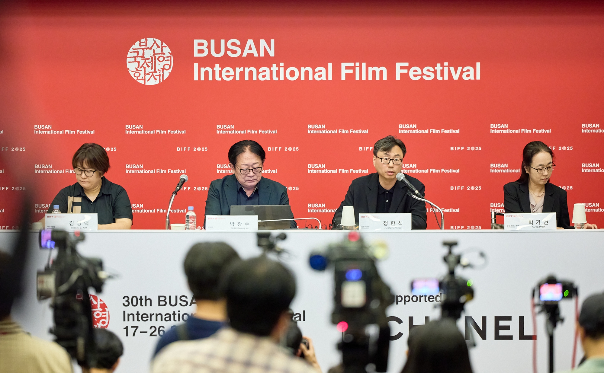 Ketua Panitia Penyelenggara BIFF, Jung Hanseok (ketiga dari kiri), terlihat sedang menyapa para wartawan dalam konferensi pers BIFF ke-30 yang diselenggarakan pada tanggal 26 Agustus 2025 di Kamar Dagang dan Industri Korea, Jung-gu, Seoul.   