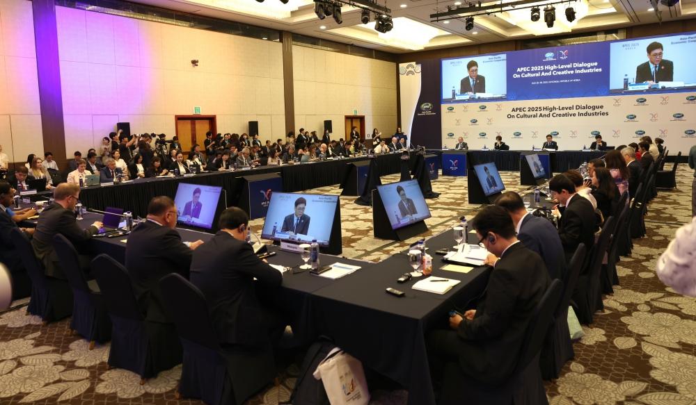Menteri Kebudayaan, Olahraga, dan Pariwisata Chae Hwi-young terlihat sedang memberikan kata sambutan pada acara pembukaan Dialog Tingkat Tinggi APEC tentang Budaya dan Industri Kreatif yang digelar pada tanggal 27 Agustus 2025 di Hotel Hilton, Kota Gyeongju, Provinsi Gyeongsangbuk. 