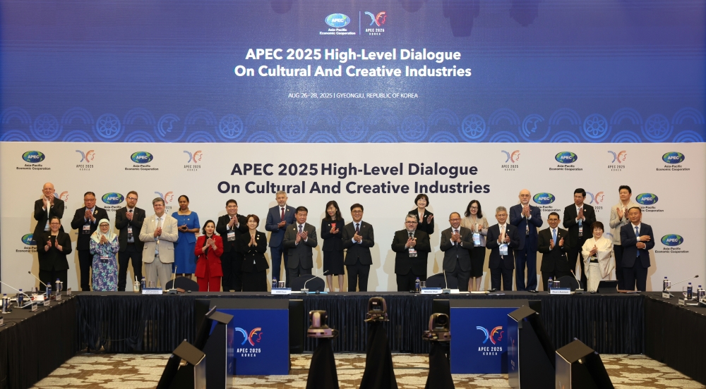 Menteri Kebudayaan, Olahraga, dan Pariwisata Chae Hwi-young berfoto bersama dengan para tamu undangan dalam acara pembukaan Dialog Tingkat Tinggi APEC tentang Budaya dan Industri Kreatif yang digelar pada tanggal 27 Agustus 2025 di Hotel Hilton, Kota Gyeongju, Provinsi Gyeongsangbuk. 