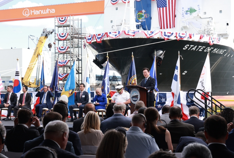 Presiden Lee Jae Myung (kanan) pada tanggal 26 Agustus (waktu setempat) terlihat sedang berpidato di upacara penamaan kapal keamanan nasional multiguna State of Maine di Hanwha Philly Shipyard, Philadelphia, Amerika Serikat. (Yonhap News)