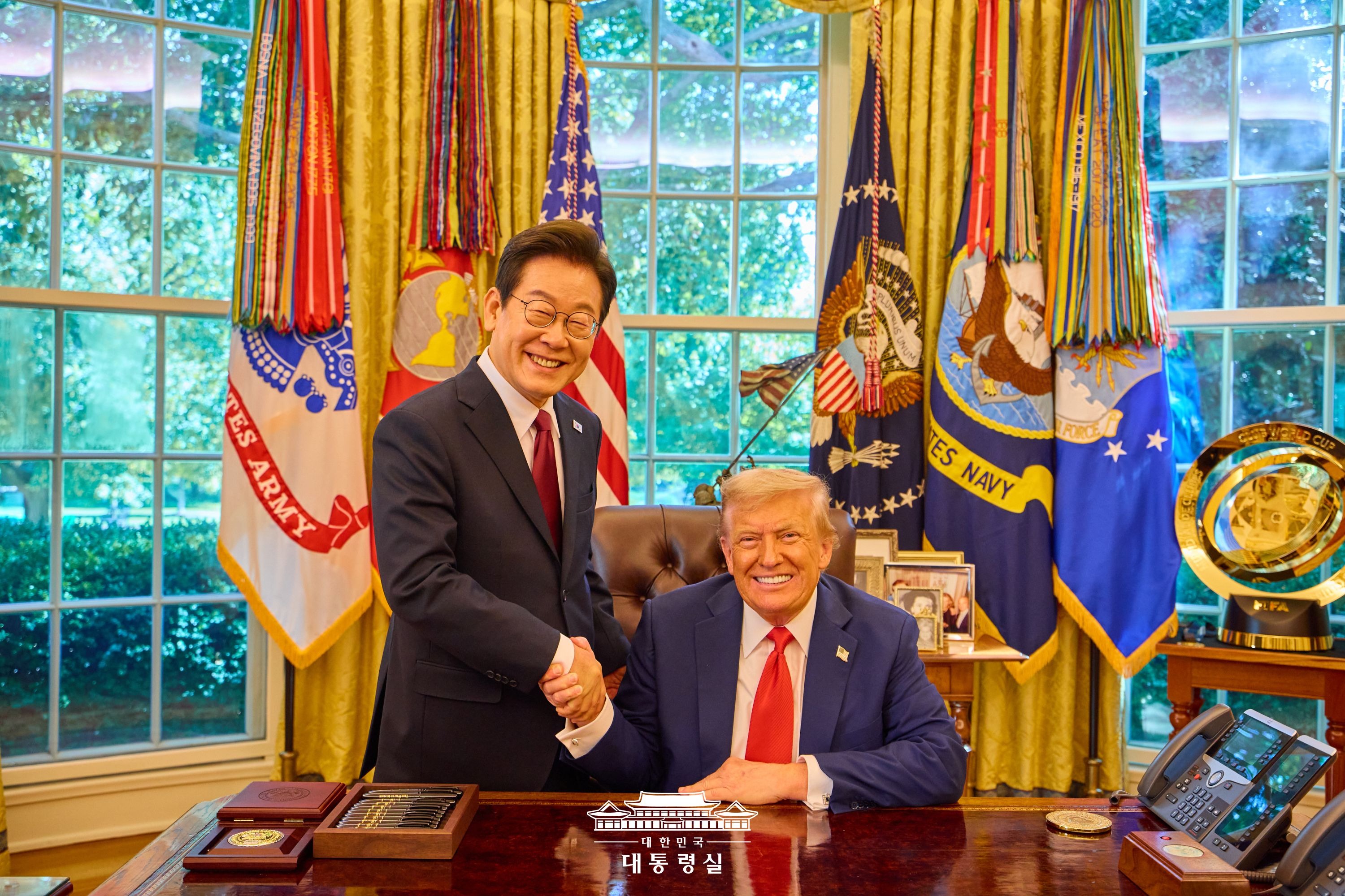 Presiden Lee Jae Myung (kiri) pada tanggal 25 Agustus 2025 (waktu setempat) berjabat tangan dengan Presiden Amerika Serikat Donald Trump setelah menyelesaikan KTT Korea-AS yang digelar di Gedung Putih, Washington D.C., Amerika Serikat. (Kantor Kepresidenan Republik Korea)
