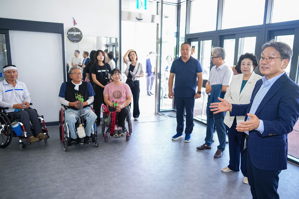 Wali Kota Gwangju Kang Gi-jung pada tanggal 20 Agustus 2025 mengunjungi Lapangan Panahan Internasional Gwangju di Nam-gu untuk memberi semangat kepada para atlet panahan penyandang disabilitas.