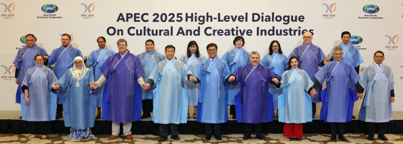Menteri Kebudayaan, Olahraga, dan Pariwisata Chae Hwi-young (kelima dari kiri di barisan depan) pada tanggal 27 Agustus 2025 berpose untuk foto bersama para peserta sidang pleno Dialog Tingkat Tinggi APEC tentang Industri Budaya dan Kreatif di Hotel Hilton Gyeongju, Provinsi Gyeongsangbuk, dengan mengenakan durumagi (pakaian tradisional Korea).