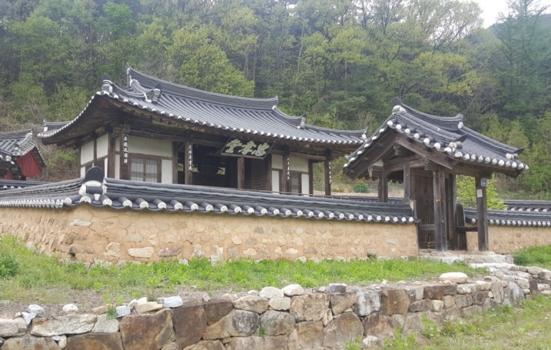 Foto di atas menunjukkan panorama Kuil Chunghyodang yang terletak di Changpyeong-ri, Bongseong-myeon, Bonghwa-gun, Provinsi Gyeongsangbuk. Kuil tersebut menjadi tempat untuk menghormati arwah Lee Jangbal (1574-1592) yang wafat pada Pertarungan Mungyeong dalam Perang Imjin (1592-1598).  (Pemerintah Provinsi Gyeongsangbuk)