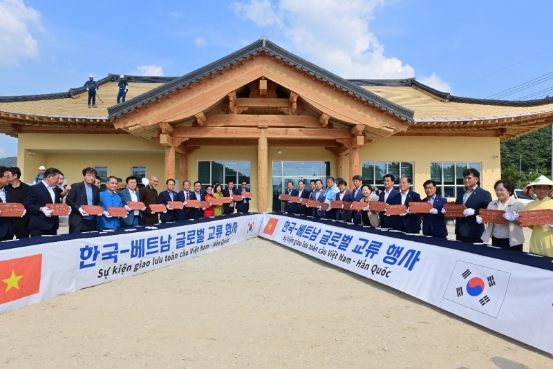 Para tamu undangan upacara penyelesaian bangunan Pusat Komunitas Multikultural terlihat berfoto bersama pada tanggal 24 Agustus 2025 di Bongseong-myeon, Bonghwa-gun, Provinsi Gyeongsangbuk. (Pemerintah daerah Bonghwa-gun)  