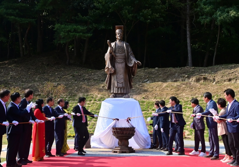 Patung Ly Thai To pertama kali dibuka kepada publik pada tanggal 24 Agustus 2025 di area Kuil Chunghyodang yang terletak di Bongseong-myeon, Bonghwa-gun, Provinsi Gyeongsangbuk. (Pemerintah daerah Bonghwa-gun)  
