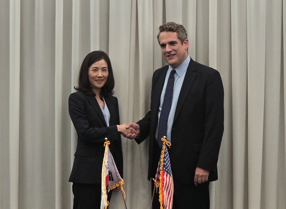 ﻿Wakil Menteri Luar Negeri Kim Jina (kiri) dan Wakil Menteri Energi Amerika Serikat James Danly pada tanggal 27 Agustus 2025 mengadakan Konsultasi Wakil Menteri Korea-AS tentang Kerja Sama Nuklir di Busan. (Kementerian Luar Negeri)