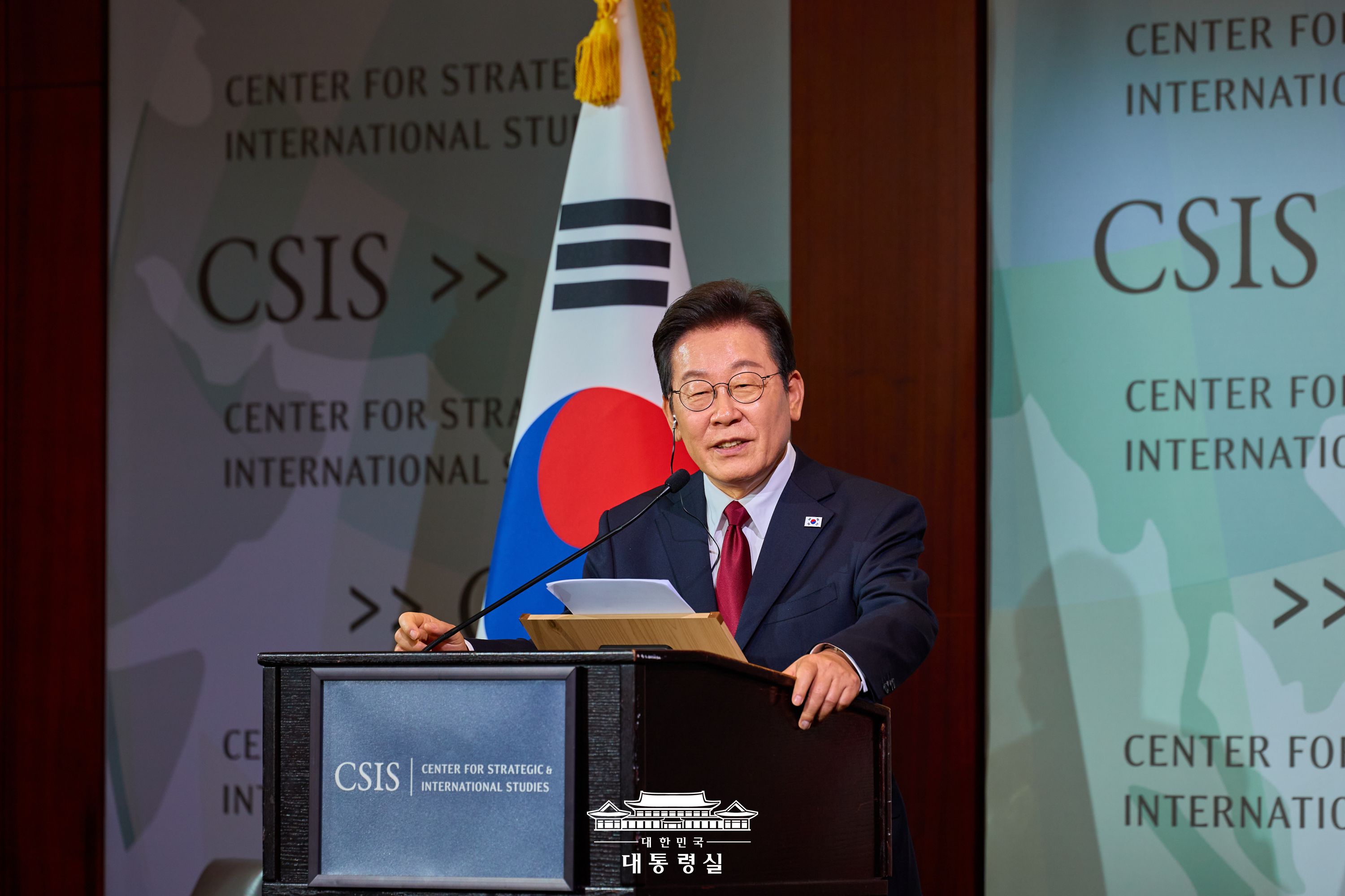 Presiden Lee Jae Myung terlihat sedang memberikan pidato terkait kebijakan pada tanggal 25 Agustus 2025 (waktu setempat) di CSIS (Center of Strategic and International Studies), Washington DC, Amerika Serikat. (Kantor Kepresidenan Republik Korea)