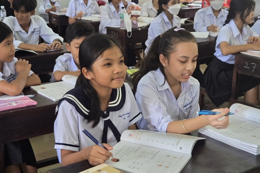 Para siswa Kamboja terlihat sedang belajar bahasa Korea di sekolah. (Kementerian Pendidikan dan Yayasan Pendidikan Bahasa Korea Internasional)