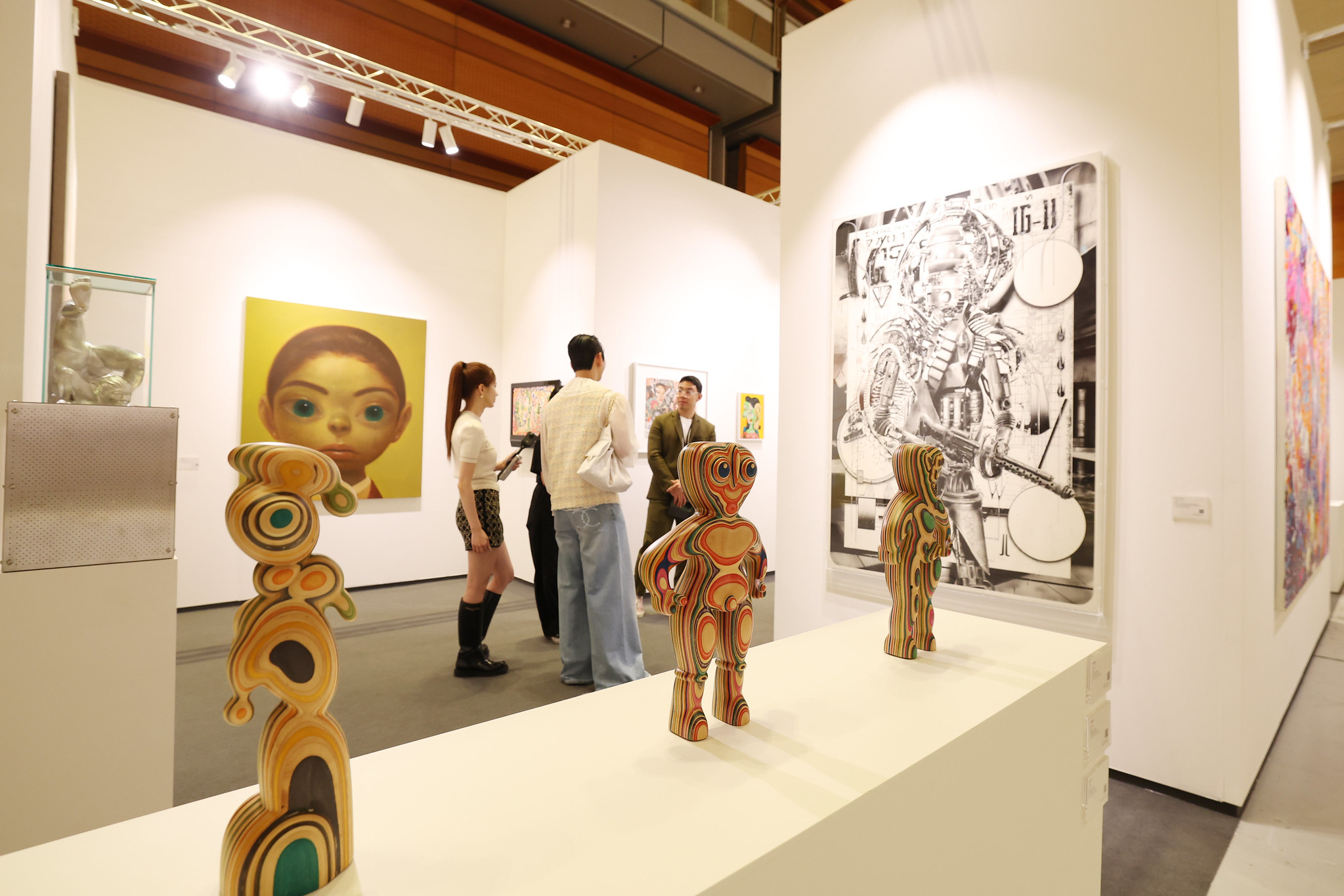 Para pengunjung terlihat sedang memperhatikan berbagai karya seni yang dipamerkan di Frieze Seoul pada tanggal 3 September 2025 di COEX, Gangnam-gu, Seoul. (Lee Jeong Woo)  