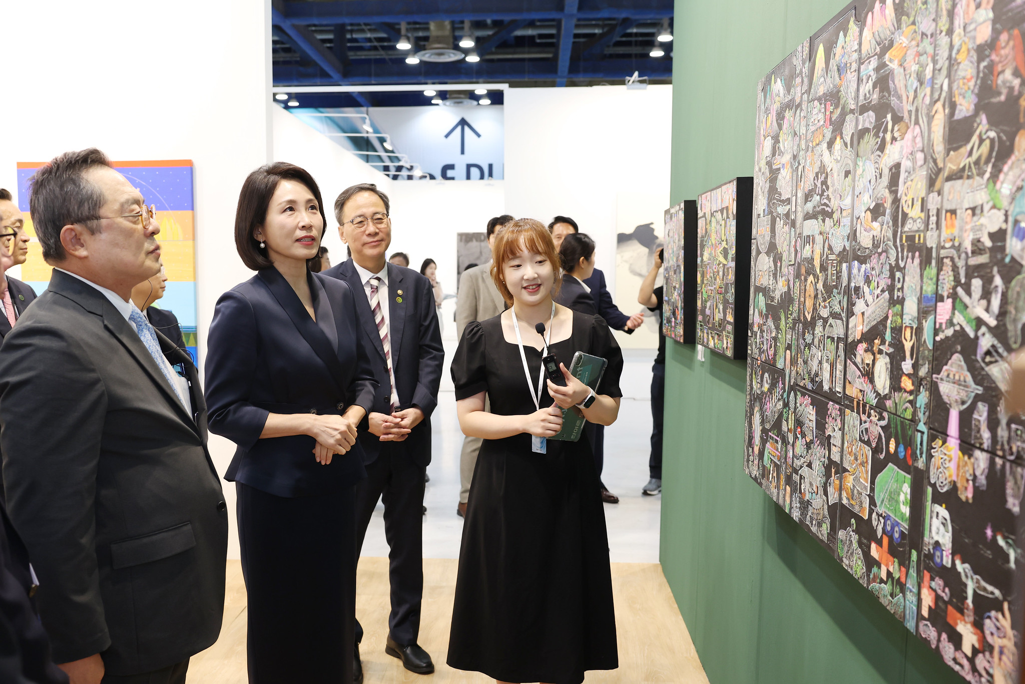 Ibu Negara Kim Hye-kyung terlihat sedang mendengarkan penjelasan mengenai sebuah karya seni yang dipamerkan di KiaF Seoul pada tanggal 3 September 2025 di COEX, Gangnam-gu, Seoul. (Lee Jeong Woo)  
