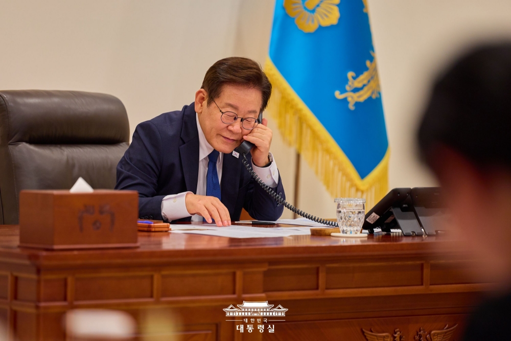 ﻿Presiden Lee Jae Myung pada tanggal 4 September 2025 melakukan percakapan telepon dengan Presiden Mongolia Ukhnaagiin Khurelsukh di Kantor Kepresidenan Yongsan, Seoul. (Kantor Kepresidenan Republik Korea)