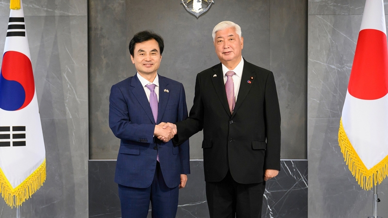 Menteri Pertahanan Nasional, Ahn Gyu-Back (kiri), dan Menteri Pertahanan Jepang, Gen Nakatani, menggelar dialog resmi pada tanggal 8 September 2025 di gedung Kementerian Pertahanan Nasional yang berada di Yongsan-gu, Kota Seoul. (Facebook resmi Kementerian Pertahanan Nasional)