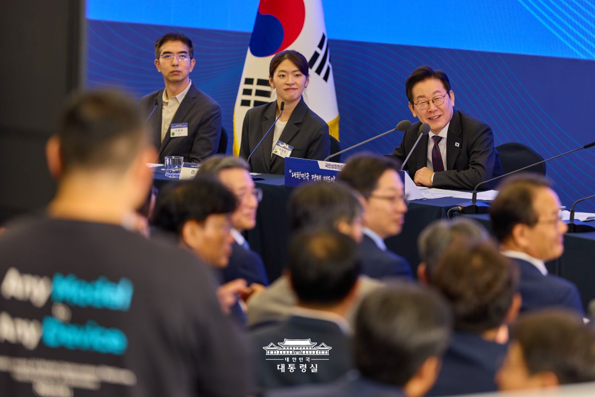 Presiden Lee Jae Myung (kanan) terlihat sedang mendengarkan pernyataan peserta dalam acara Laporan Dana Pertumbuhan Nasional yang digelar pada tanggal 10 September 2025 di FRONT1, Mapo-gu, Seoul. (Kantor Kepresidenan Republik Korea)